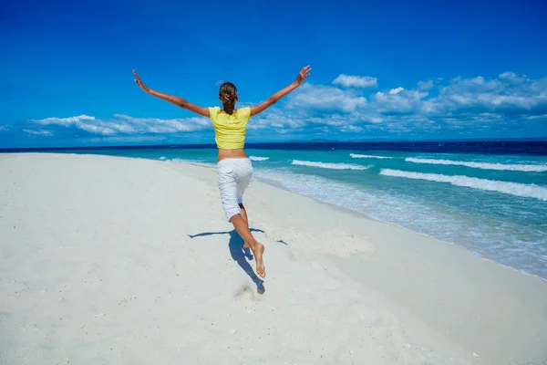 Menina correndo na praia tropical — Fotografia de Stock