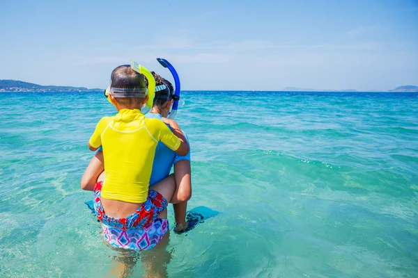 Kids scuba diving — Stock Photo, Image