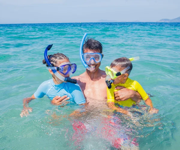 Family scuba diving — Stock Photo, Image