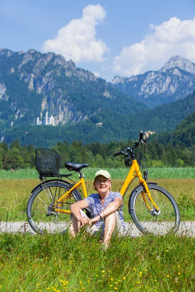 高级女子与她的自行车 — 图库照片