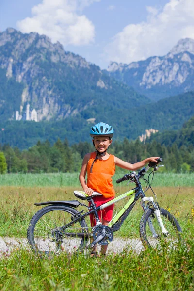 Çocuk bisikleti ile — Stok fotoğraf