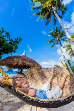 Çocuk bir sahilde rahatlatıcı.