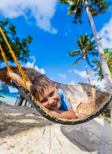 Garçon relaxant sur une plage . — Photo