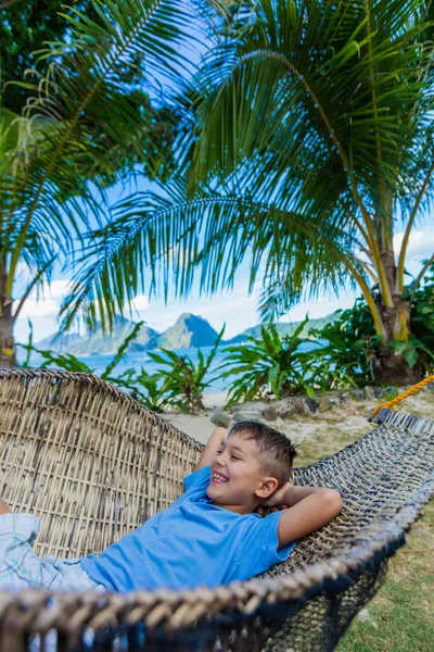 Ragazzo rilassante su una spiaggia . — Foto Stock