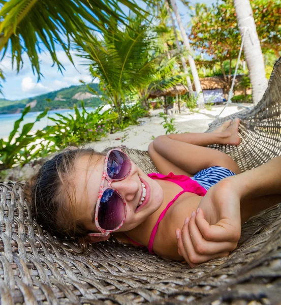 Ragazza in hummock sulla spiaggia tropicale — Foto Stock