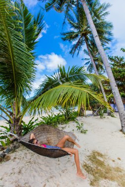 Tropik sahilde Brandası kız