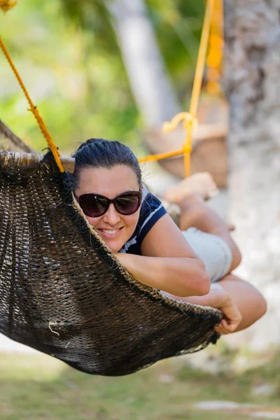 Mulher relaxante na rede — Fotografia de Stock