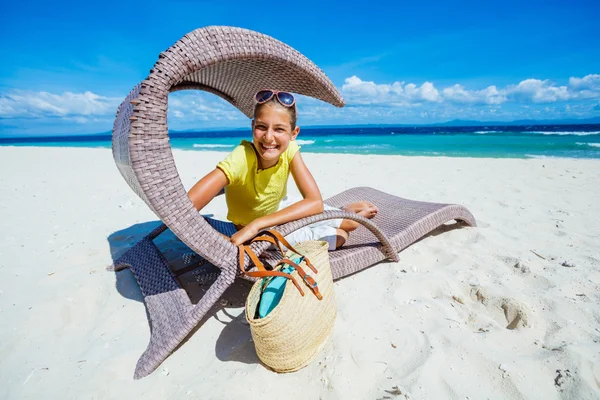 Meisje ontspannen op een strand — Stockfoto