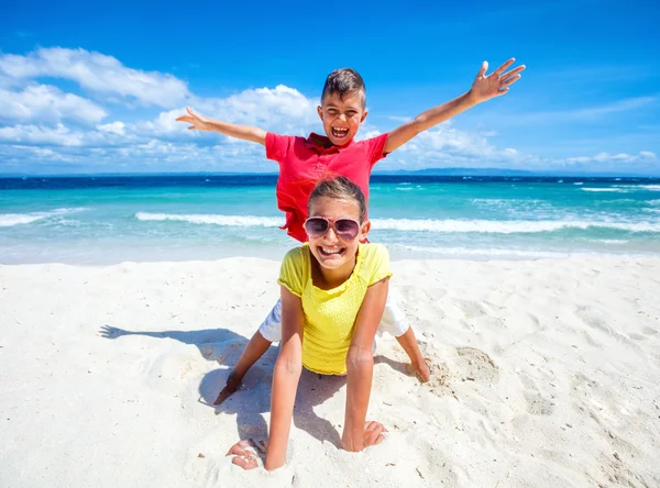 Kinderen op tropisch strand — Stockfoto