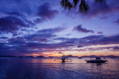 Gün batımı tekne ile. Filipinler