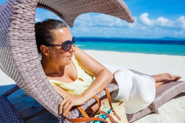 kadın bir sahilde rahatlatıcı