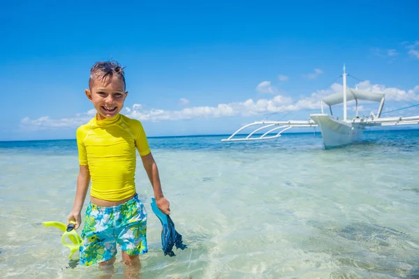 Menino na praia — Fotografia de Stock