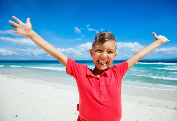 Joyeux garçon sur la plage — Photo