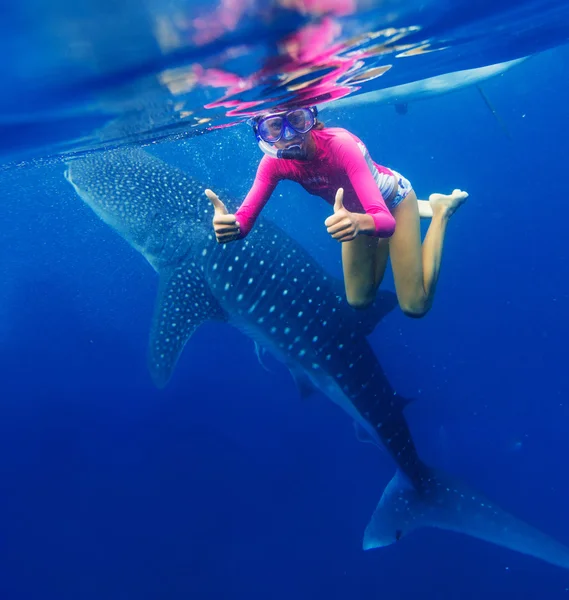 Menina snorkeling com tubarão baleia — Fotografia de Stock