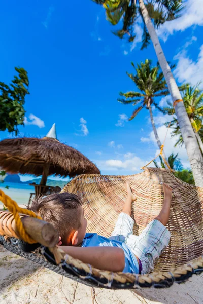 Ragazzo rilassante su una spiaggia . — Foto Stock