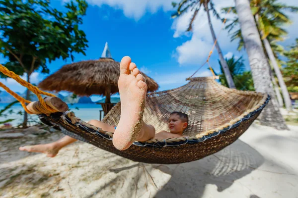 Ragazzo rilassante su una spiaggia . — Foto Stock