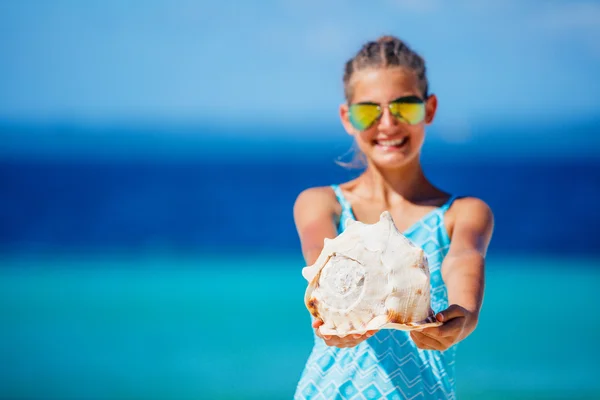 Girl with shell at the beach — Stock Photo, Image