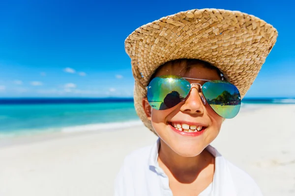 Jongen op het strand — Stockfoto