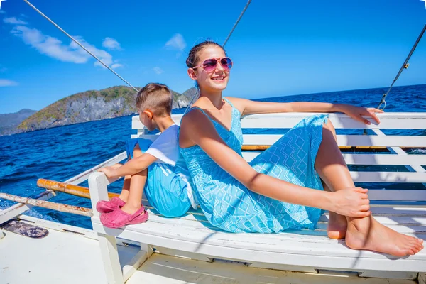 Chica y niño en un barco — Foto de Stock