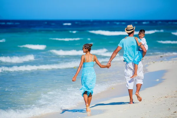 Família se divertindo na praia — Fotografia de Stock