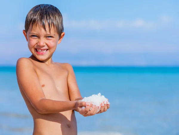 Niño en el Mar Muerto, Israel . — Foto de Stock