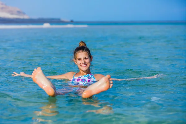 Menina no mar Morto, Israel. — Fotografia de Stock