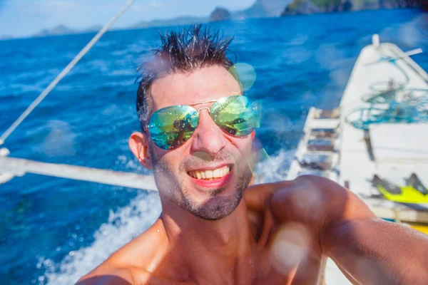 Hombre sentado en la cubierta del barco — Foto de Stock