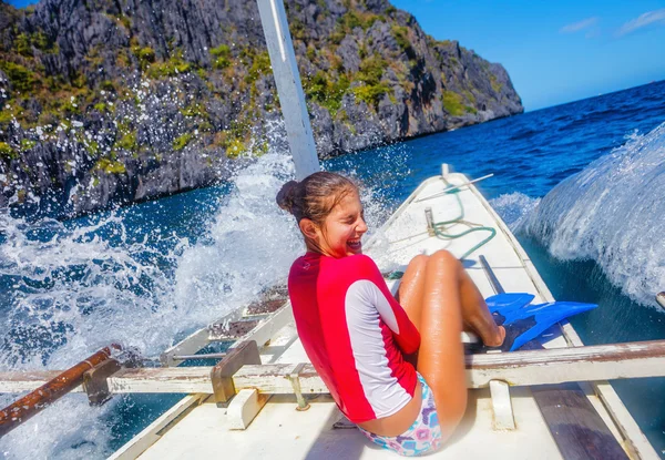 Ragazza su una barca — Foto Stock