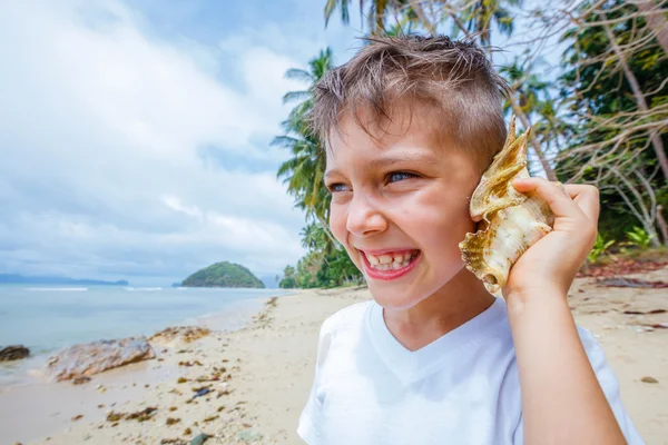 Chico con concha — Foto de Stock