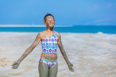 Ölü denizdeki kız, İsrail.