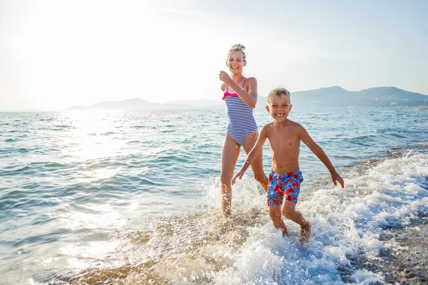 Barn på tropical beach — Stockfoto