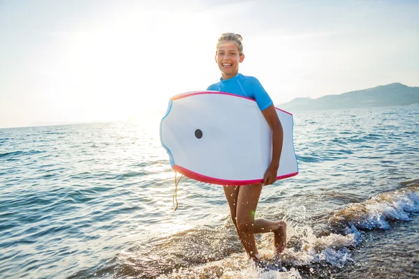 Glückliches Surfmädchen. — Stockfoto