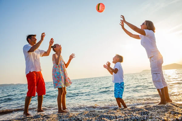 Família joga na praia — Fotografia de Stock