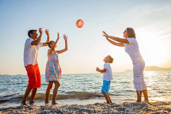 Familj spelar på stranden — Stockfoto