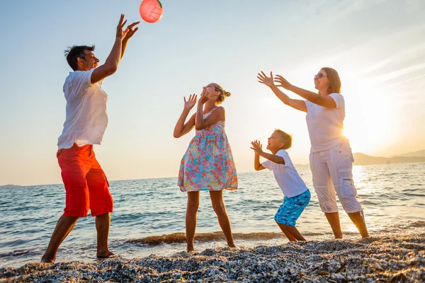 Familienspiel am Strand — Stockfoto