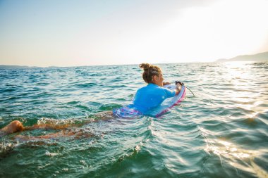 Genç sörfçü kız