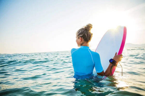 Joven surfista chica —  Fotos de Stock