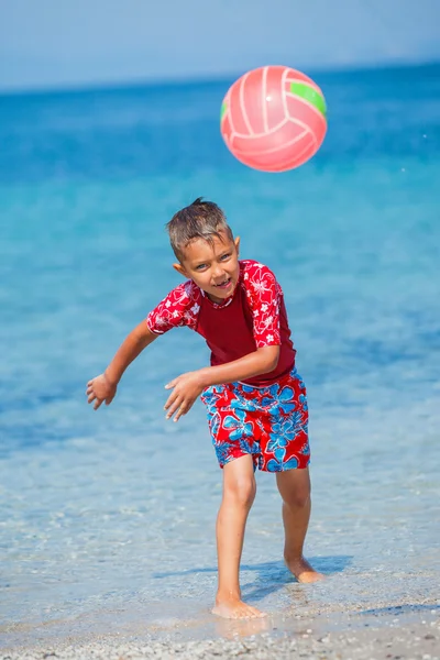 Jongen spelen met een strandbal — Stockfoto