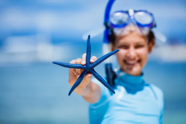 Дівчина з морськими зірками — стокове фото