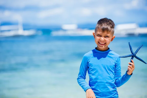 Хлопчик з морськими зірками — стокове фото