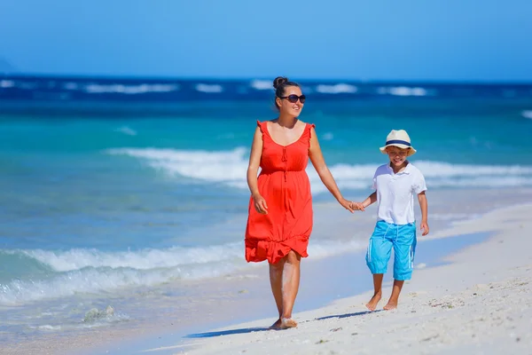 Familia divirtiéndose en la playa — Foto de Stock