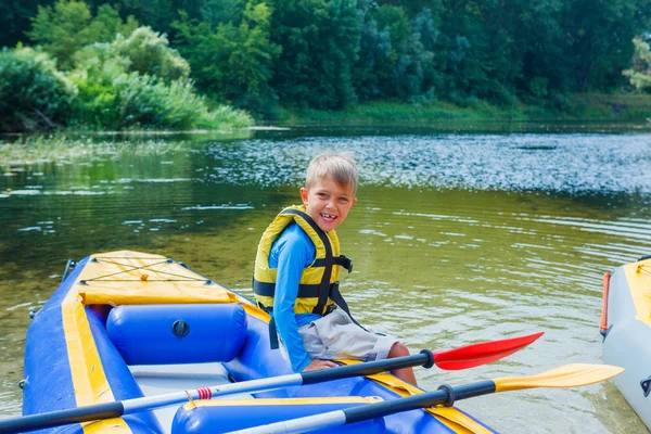 Joyeux garçon kayak sur la rivière — Photo