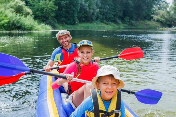 Famiglia kayak sul fiume — Foto Stock