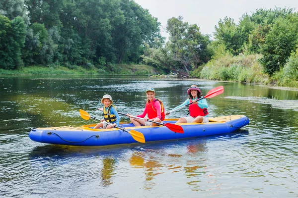 Familie kajakken op de rivier — Stockfoto