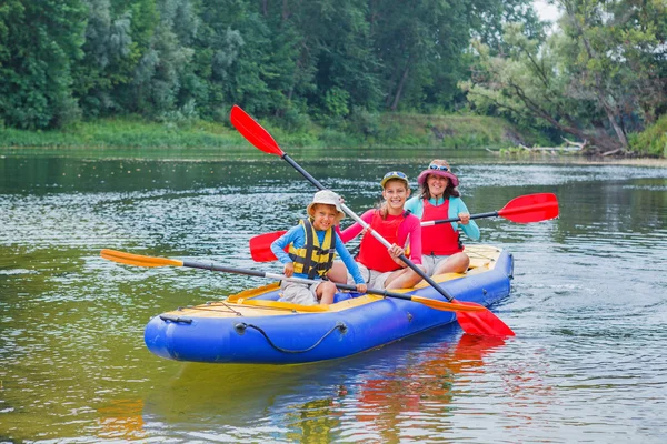 Famiglia kayak sul fiume — Foto Stock