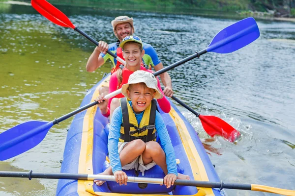 Aile nehirde kayak yapıyor.