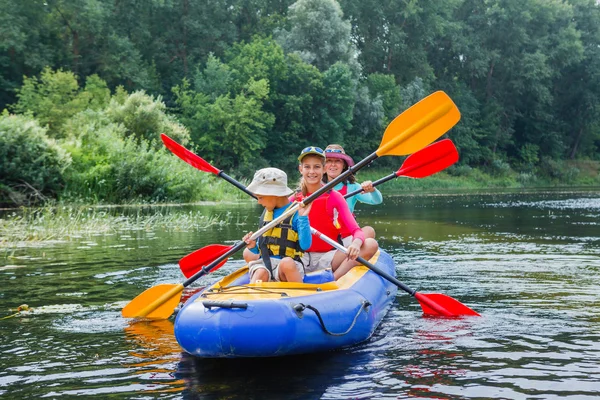 Familie kajakken op de rivier — Stockfoto