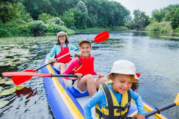 Aile nehirde kayak yapıyor. — Stok fotoğraf