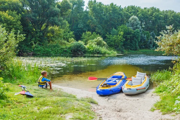 Ragazzo kayak sul fiume — Foto Stock