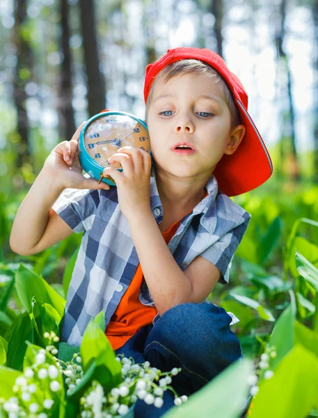 Jongen met een klok — Stockfoto